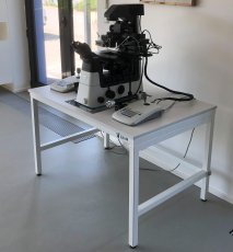 Antivibrační stůl s pozicí pro mikroskop uprostřed